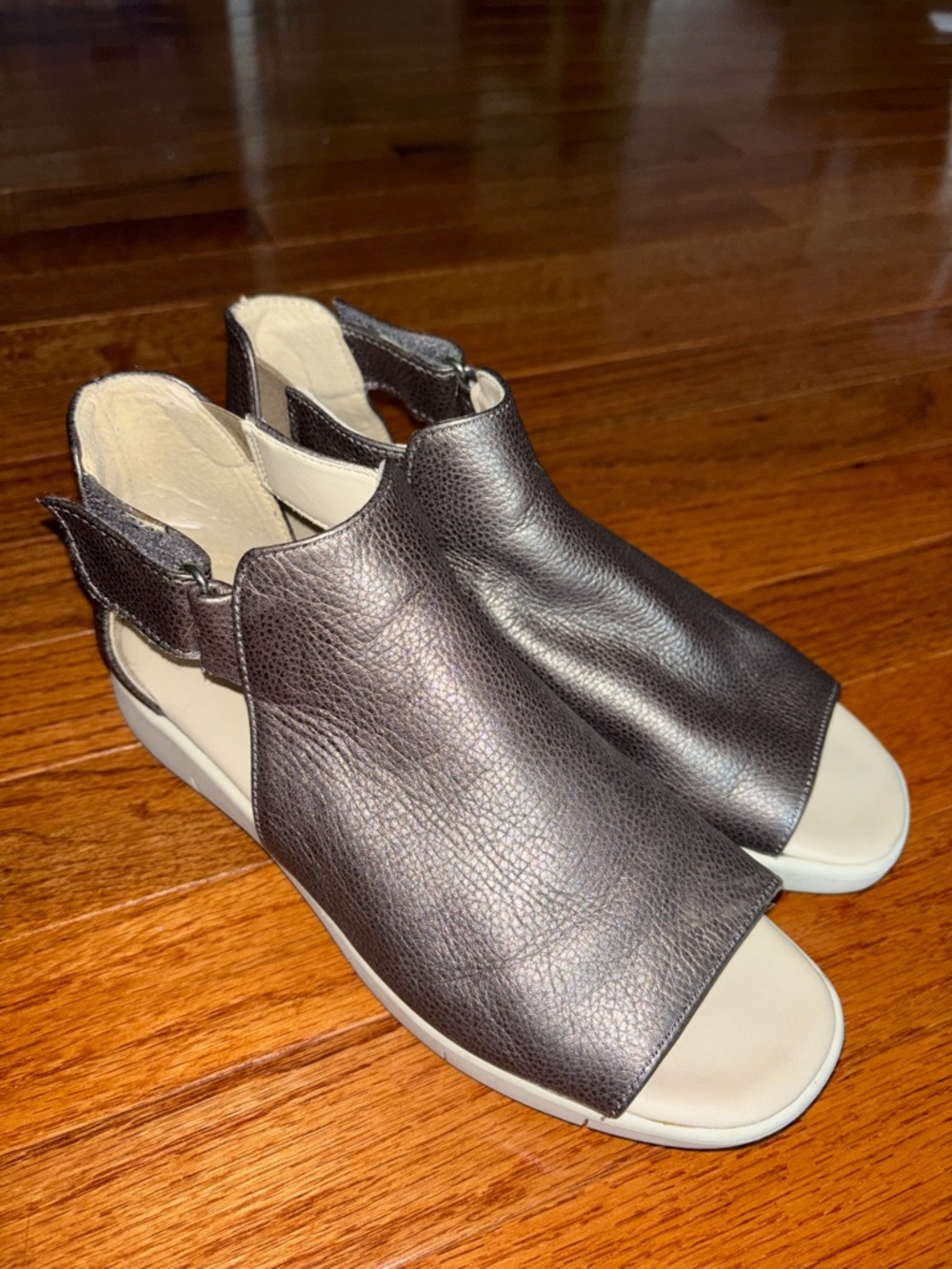 The Flexx Women’s Silver Front Row Dress Sandal Size 7
